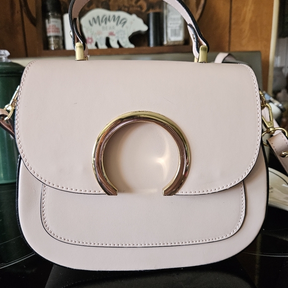 Women handbag nice leather bag but never carried it. Looks new - Picture 4 of 13